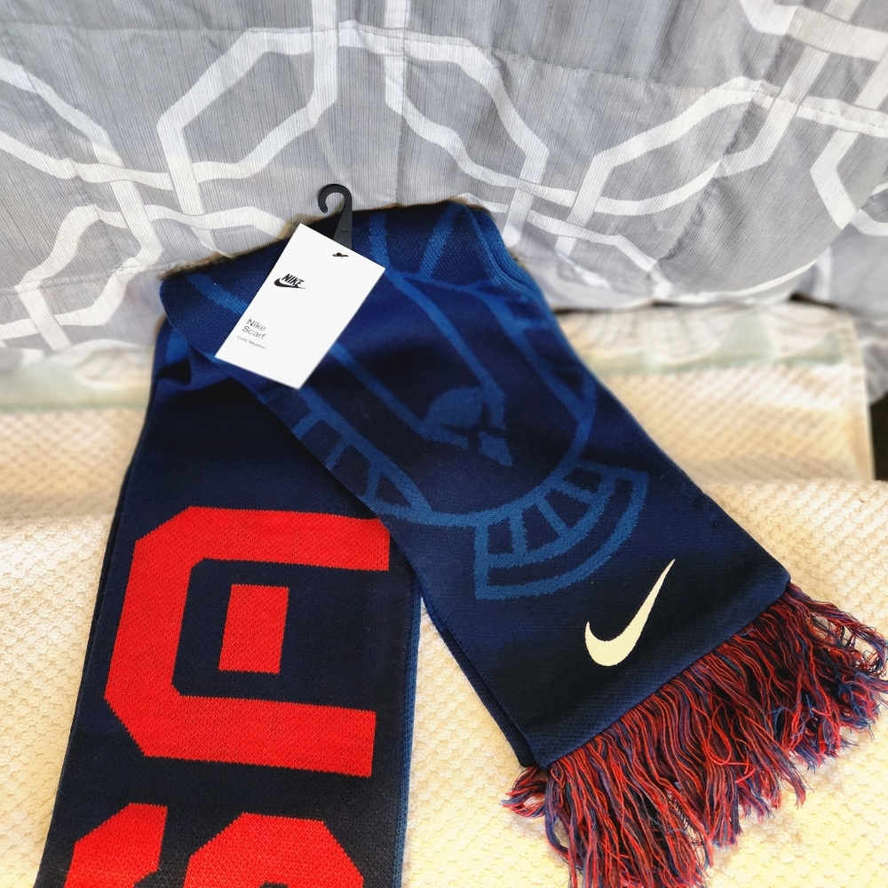 Nike USA scarf.